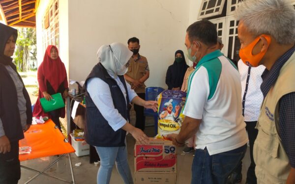 Penyerahan secara simbolis bantuan gempa oleh bupati mamuju kepada camat mamuju