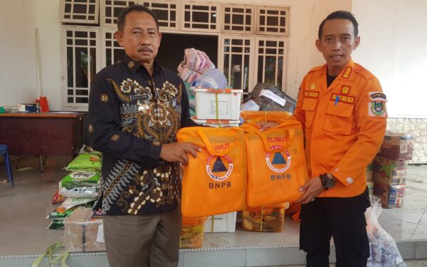 Penyerahan bantuan secara simbolis dari BNPB kepada Camat Mamuju