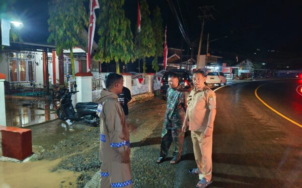 Camat Mamuju bersama Babinsa dan Binmas Desa Bambu Meninjau Lokasi Banjir di Desa Bambu