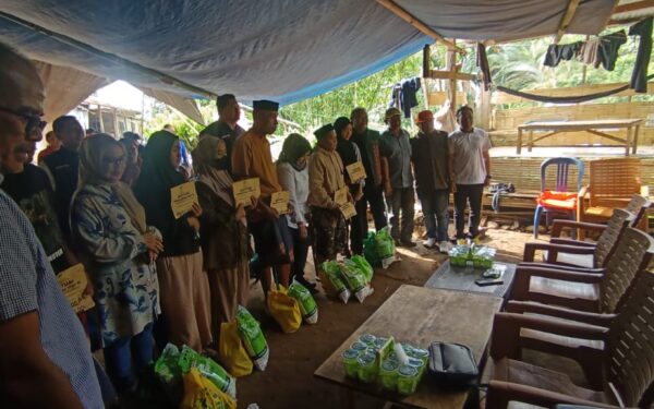 Fasilitasi kegiatan penyerahan bantuan dari Kementrian Sosial RI di Tapodede Kel. Mamunyu