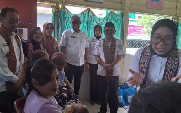 Kunjungan Kerja Bupati Mamuju ke Posyandu Mamuang kel. Rimuku Sekaligus penyerahan Bantuan Pangan Sebagai Orang Tua Asuh bagi Anak Stunting