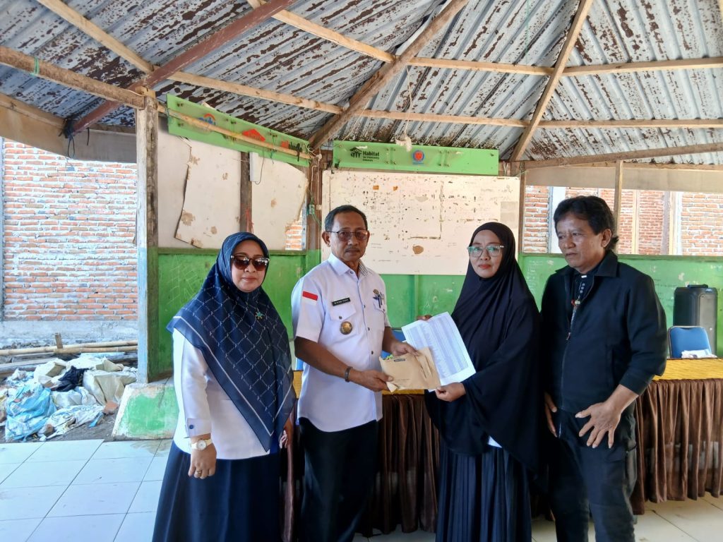 Camat Mamuju Distribusikan Kartu BPJS Ketenagakerjaan kepada Masyarakat Desa Karampuang