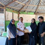 Camat Mamuju Distribusikan Kartu BPJS Ketenagakerjaan kepada Masyarakat Desa Karampuang