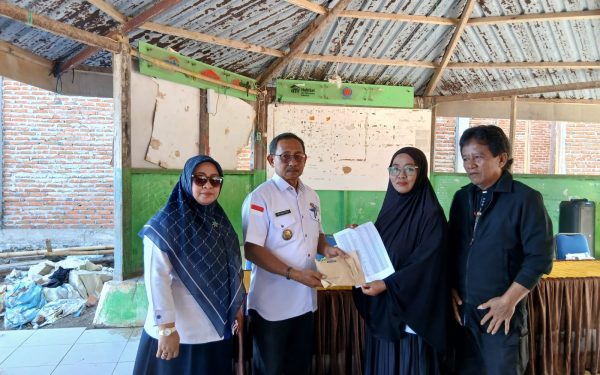 Camat Mamuju Distribusikan Kartu BPJS Ketenagakerjaan kepada Masyarakat Desa Karampuang