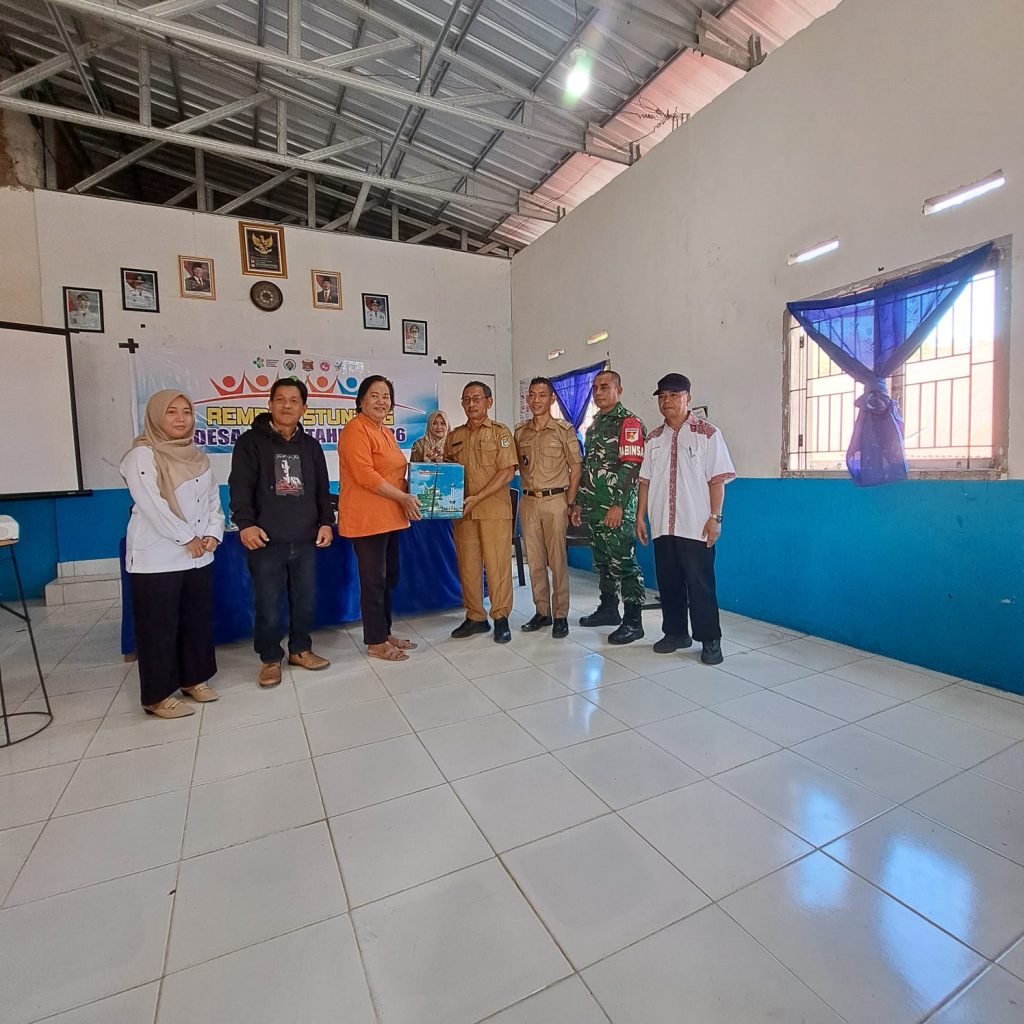 Kepala Desa Tadui Serahkan Bantuan Mesin Jahit kepada Kelompok Usaha Tenun Sekomandi