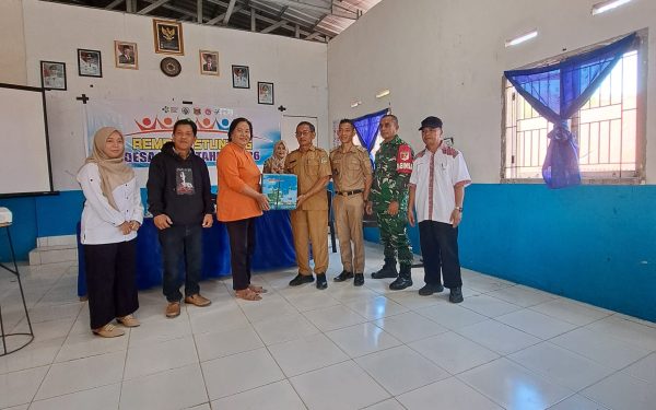 Kepala Desa Tadui Serahkan Bantuan Mesin Jahit kepada Kelompok Usaha Tenun Sekomandi