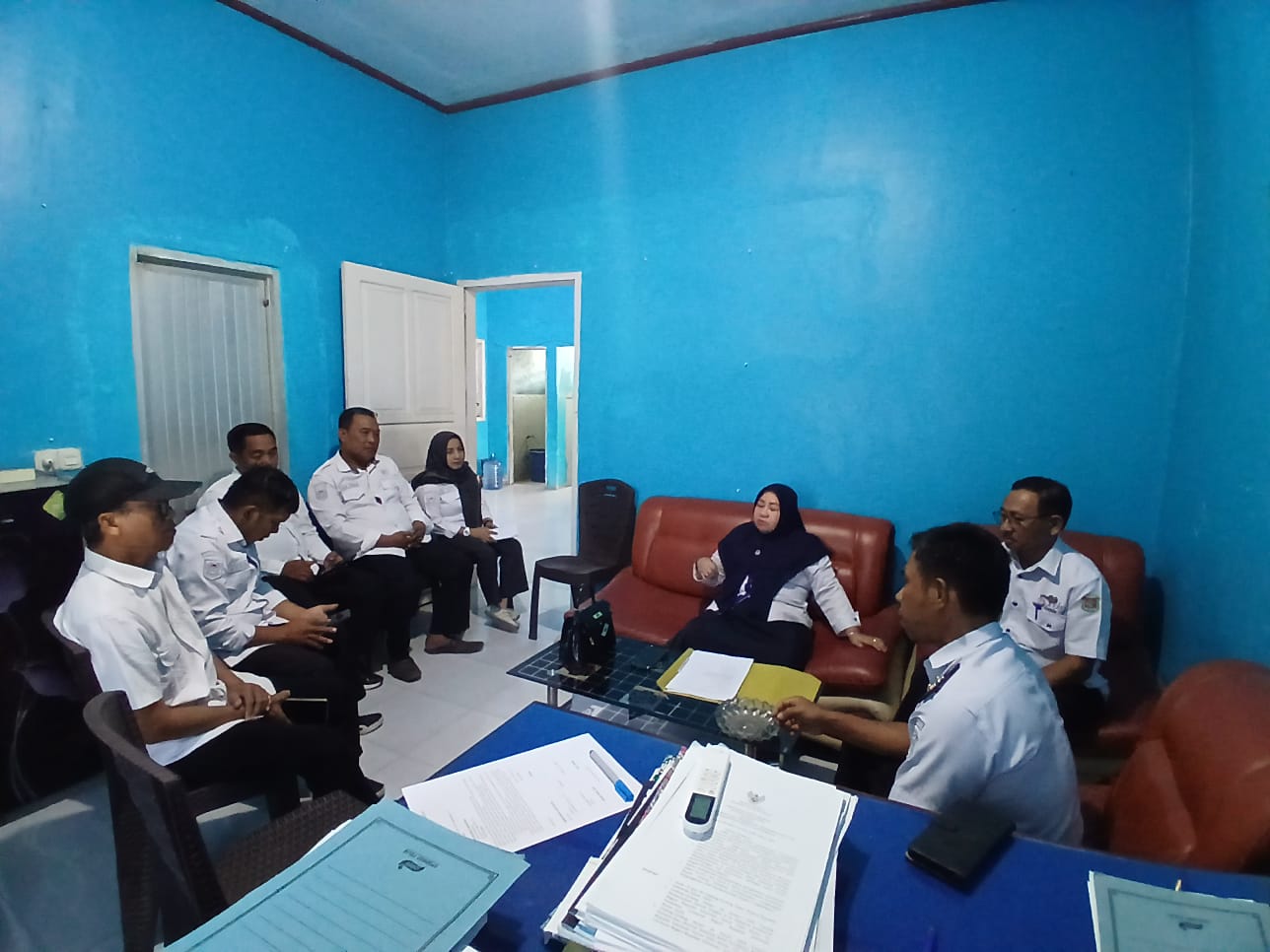 Diskusi dalam kegiatan koordinasi di Kelurahan Karema