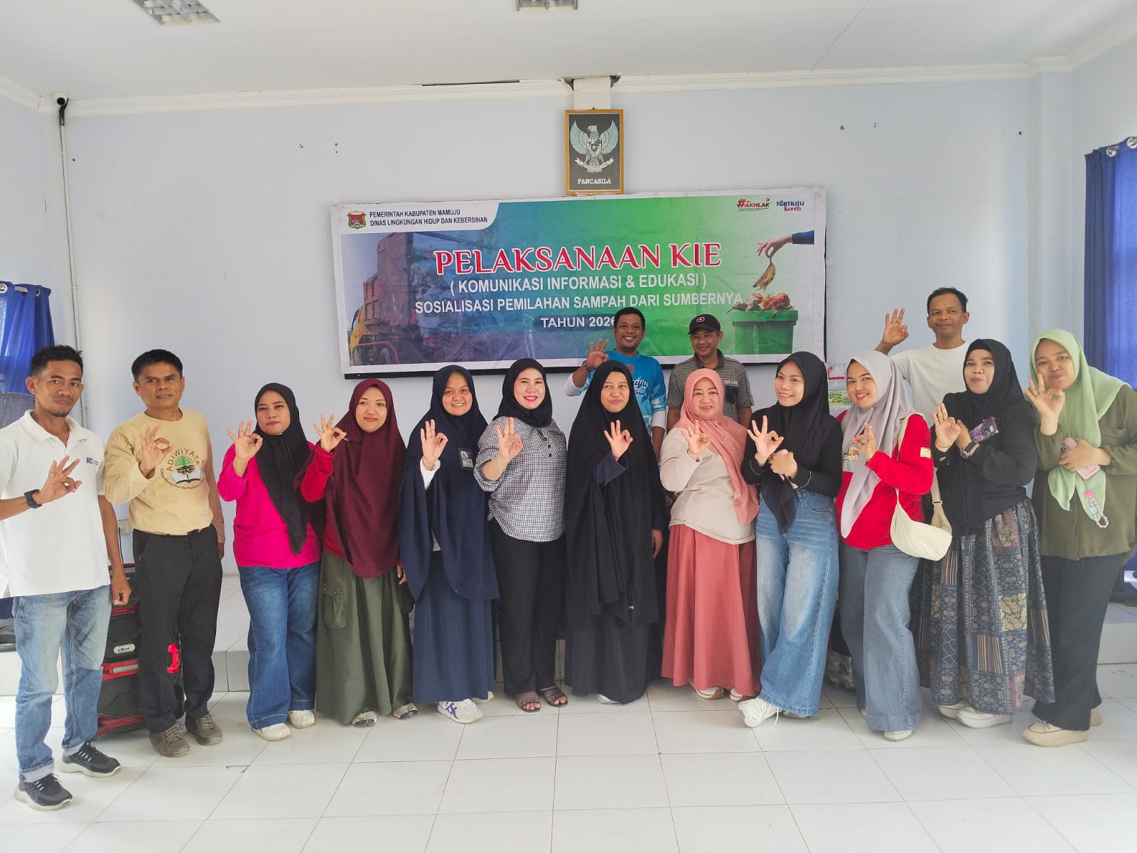 Foto bersama usai edukasi pemilahan dan pengolahan sampah di Kantor Camat Mamuju, Jumat (18/9/2026).