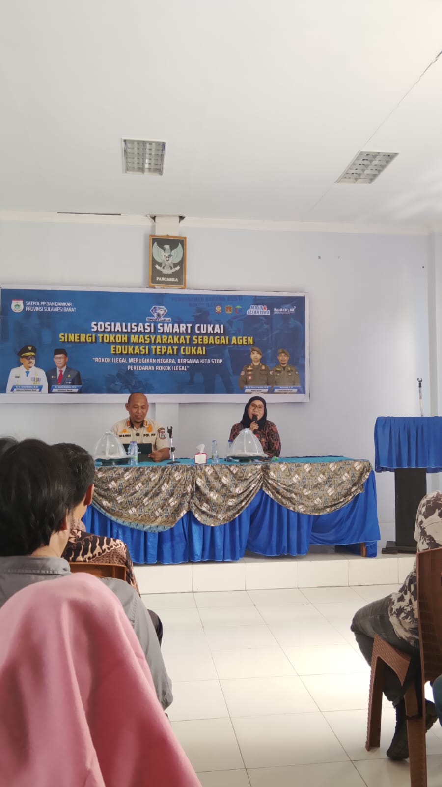 Penyerahan bahan edukasi Smart Cukai kepada tokoh masyarakat.