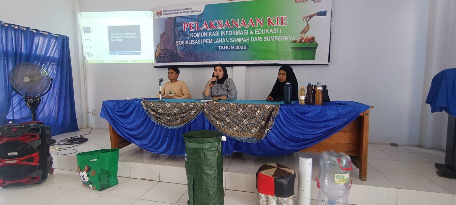 Penyampaian materi KIE Sosialisasi Pemilahan Sampah dari Sumbernya oleh DLHK Kabupaten Mamuju.