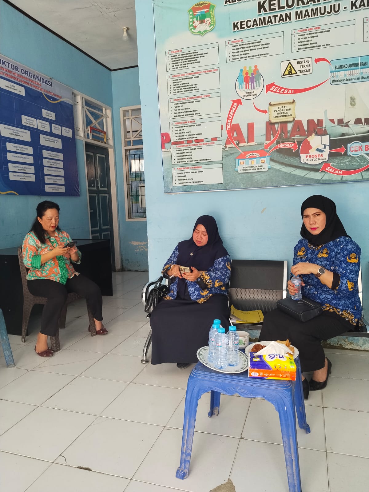 Jajaran Kecamatan Mamuju saat koordinasi di Kantor Kelurahan Mamunyu