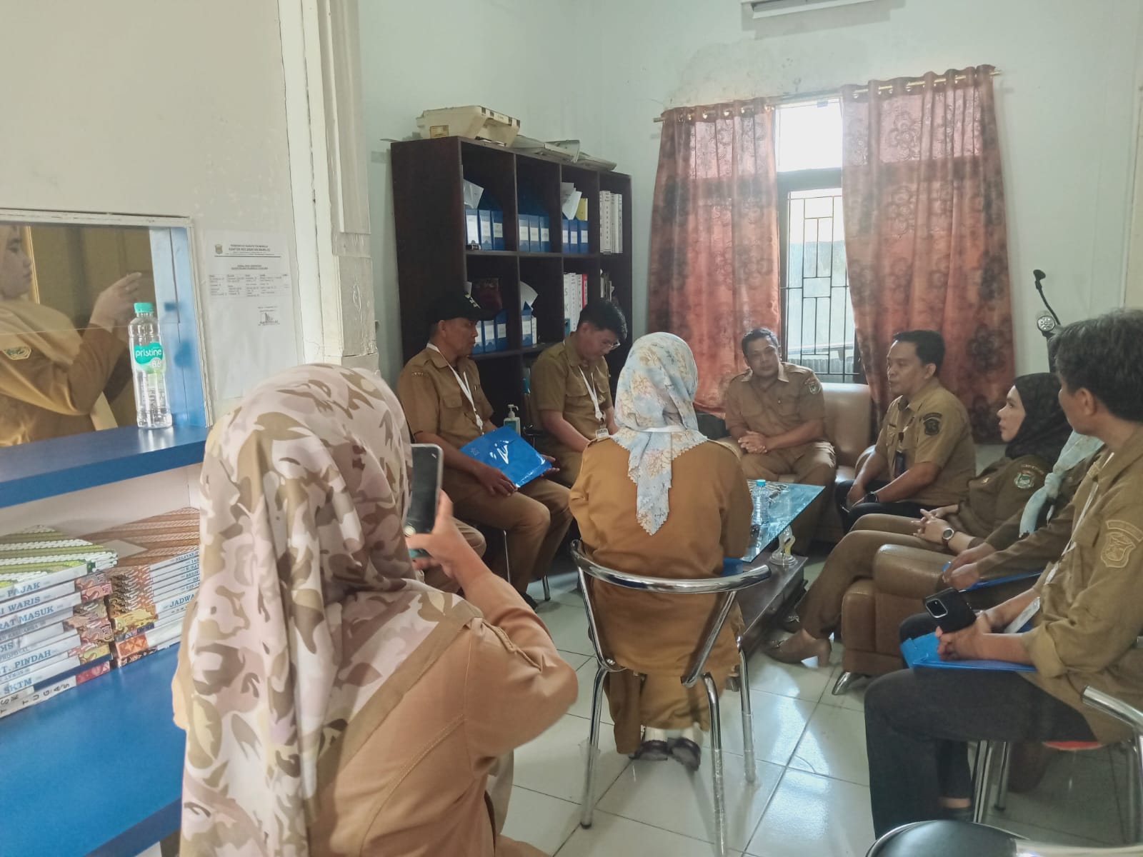 Kunjungan kerja Dinas Kominfo terkait Survei Kepuasan Masyarakat (SKM) di Kantor Camat Mamuju, Selasa (13/10/2026).