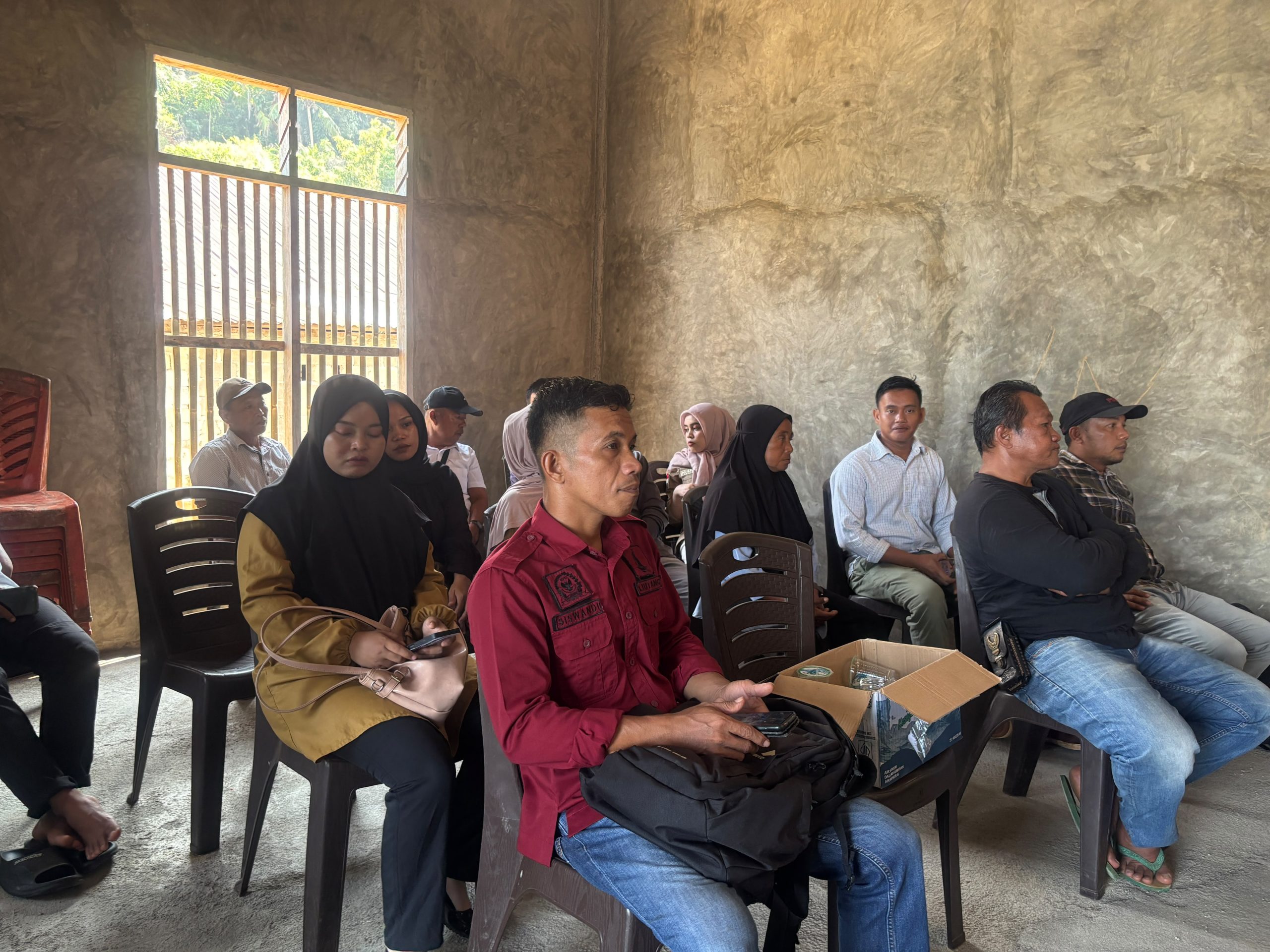 Pemerintah desa dan masyarakat Desa Karampuang yang hadir dalam kegiatan koordinasi