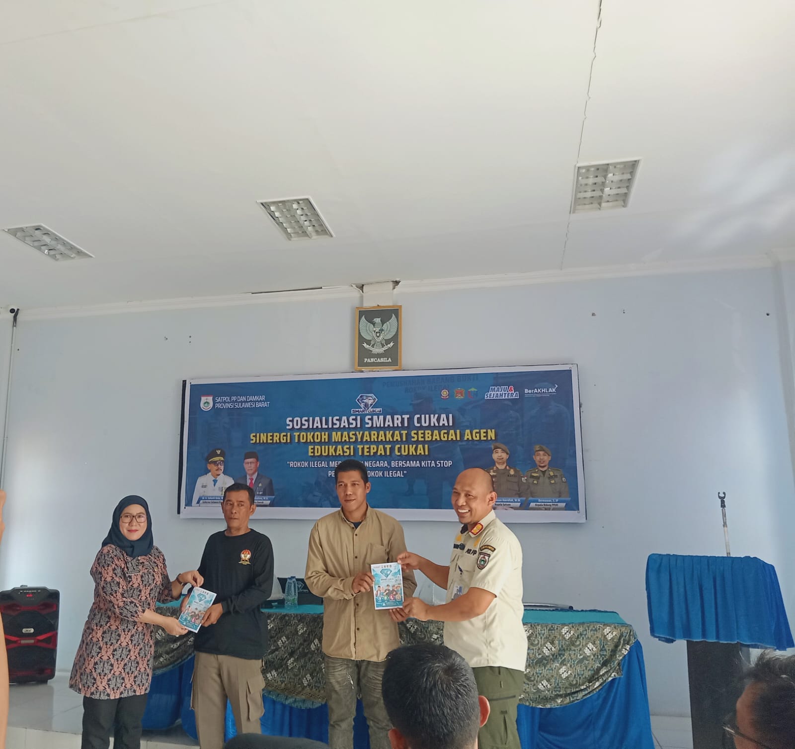 Tokoh masyarakat mengikuti Sosialisasi Smart Cukai di Kantor Camat Mamuju.