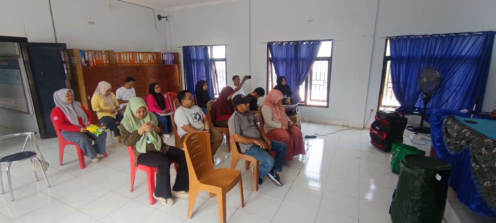 Peserta mengikuti edukasi pemilahan dan pengolahan sampah di Kantor Camat Mamuju.