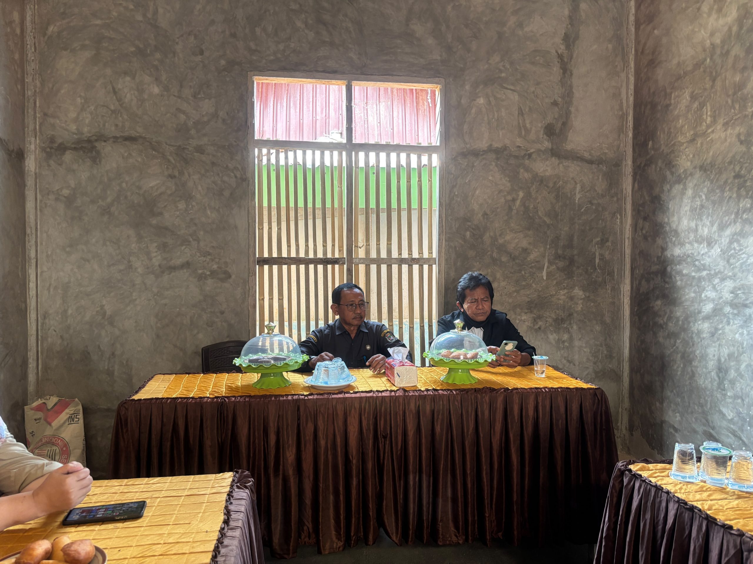 Suasana koordinasi di Desa Karampuang