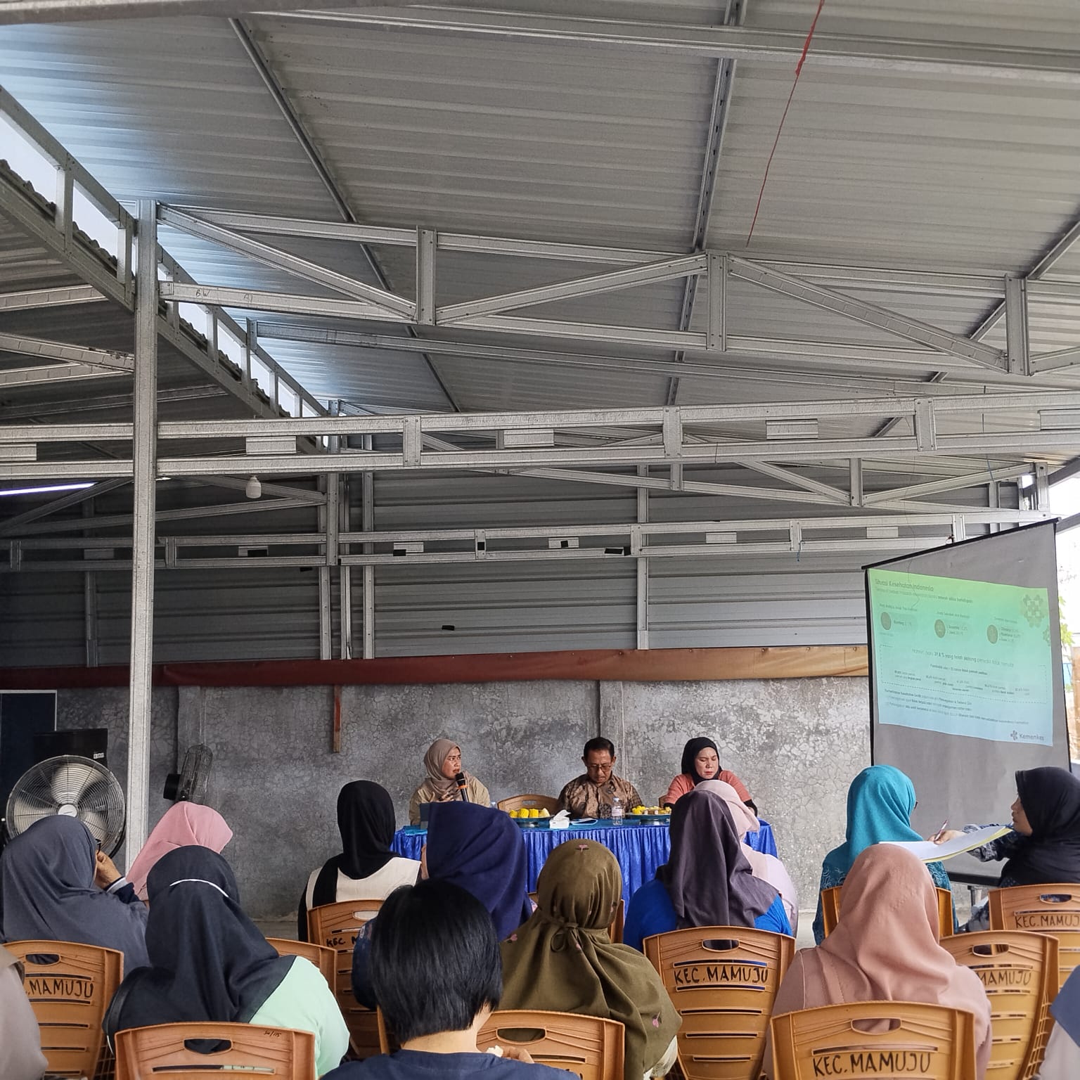 Suasana Bimbingan Teknis Tim Pembina Posyandu di Kecamatan Mamuju.