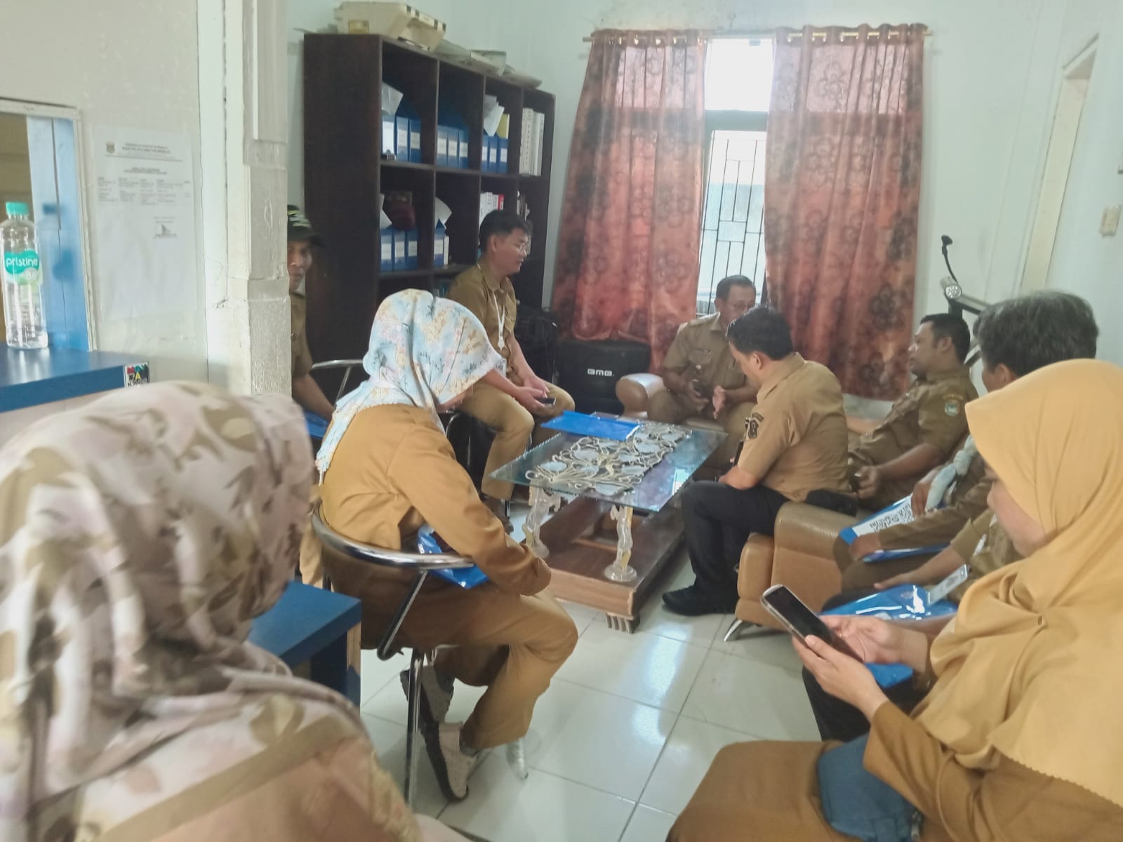 Suasana pertemuan kunjungan kerja di Kantor Camat Mamuju.
